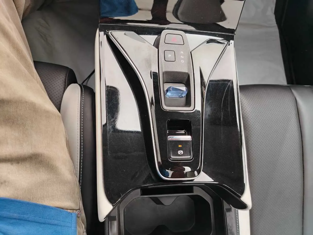 Car image 23