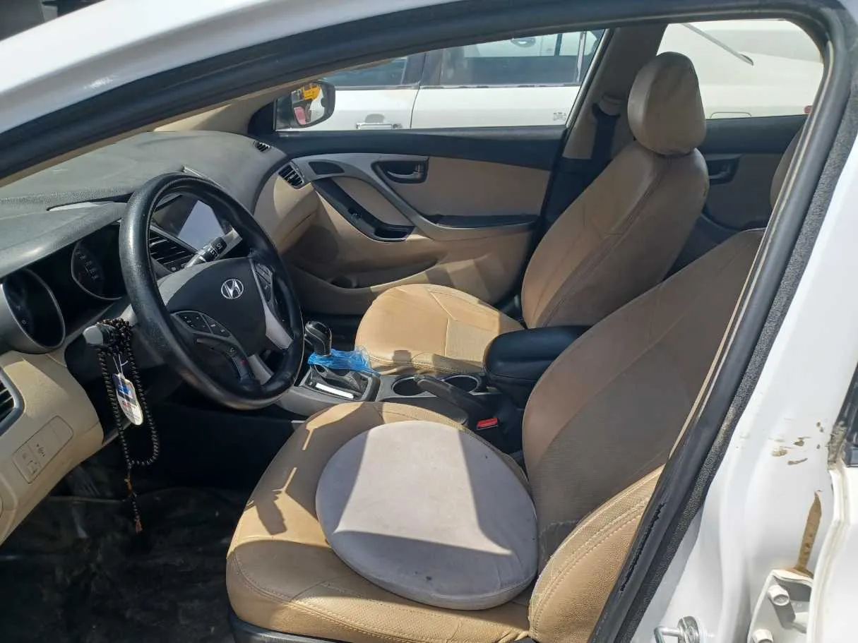 Car image 12
