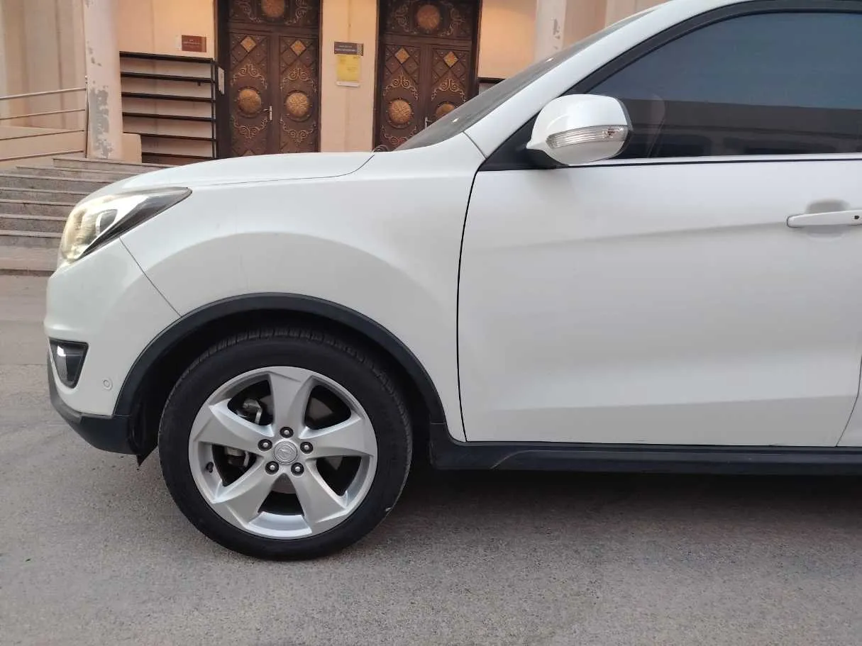 Car image 9