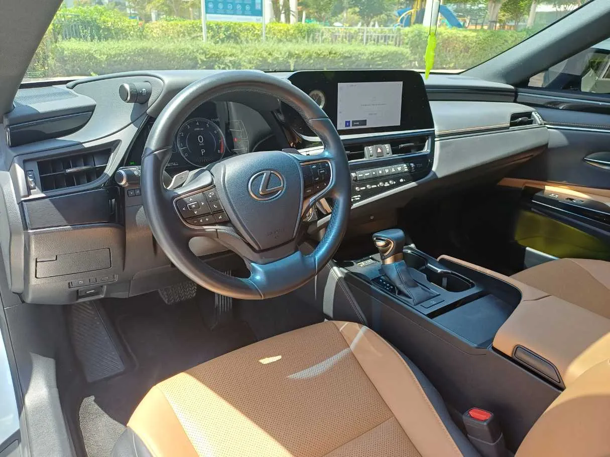 Car image 11