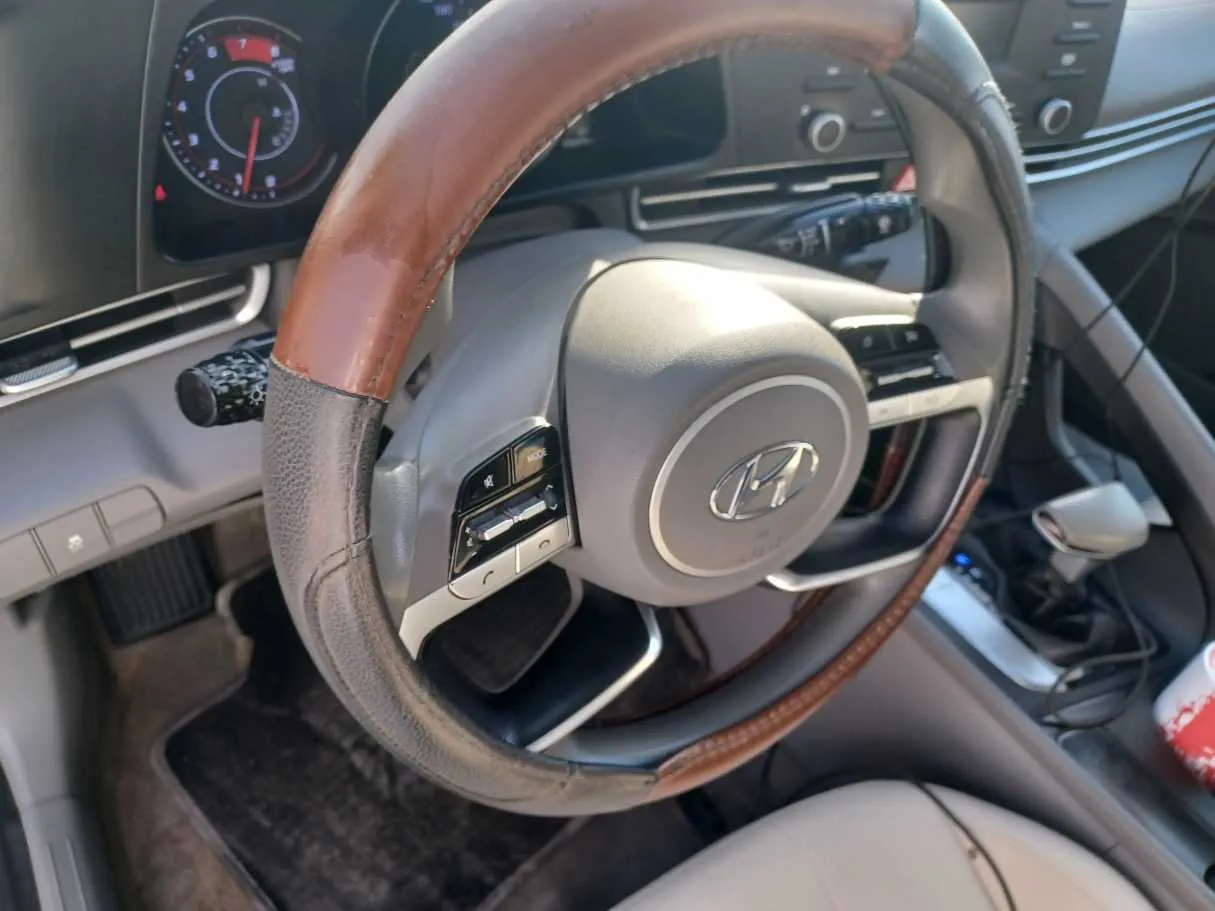 Car image 17