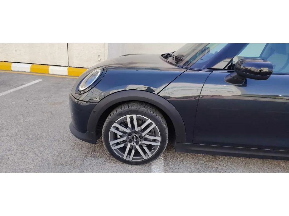 Car image 9