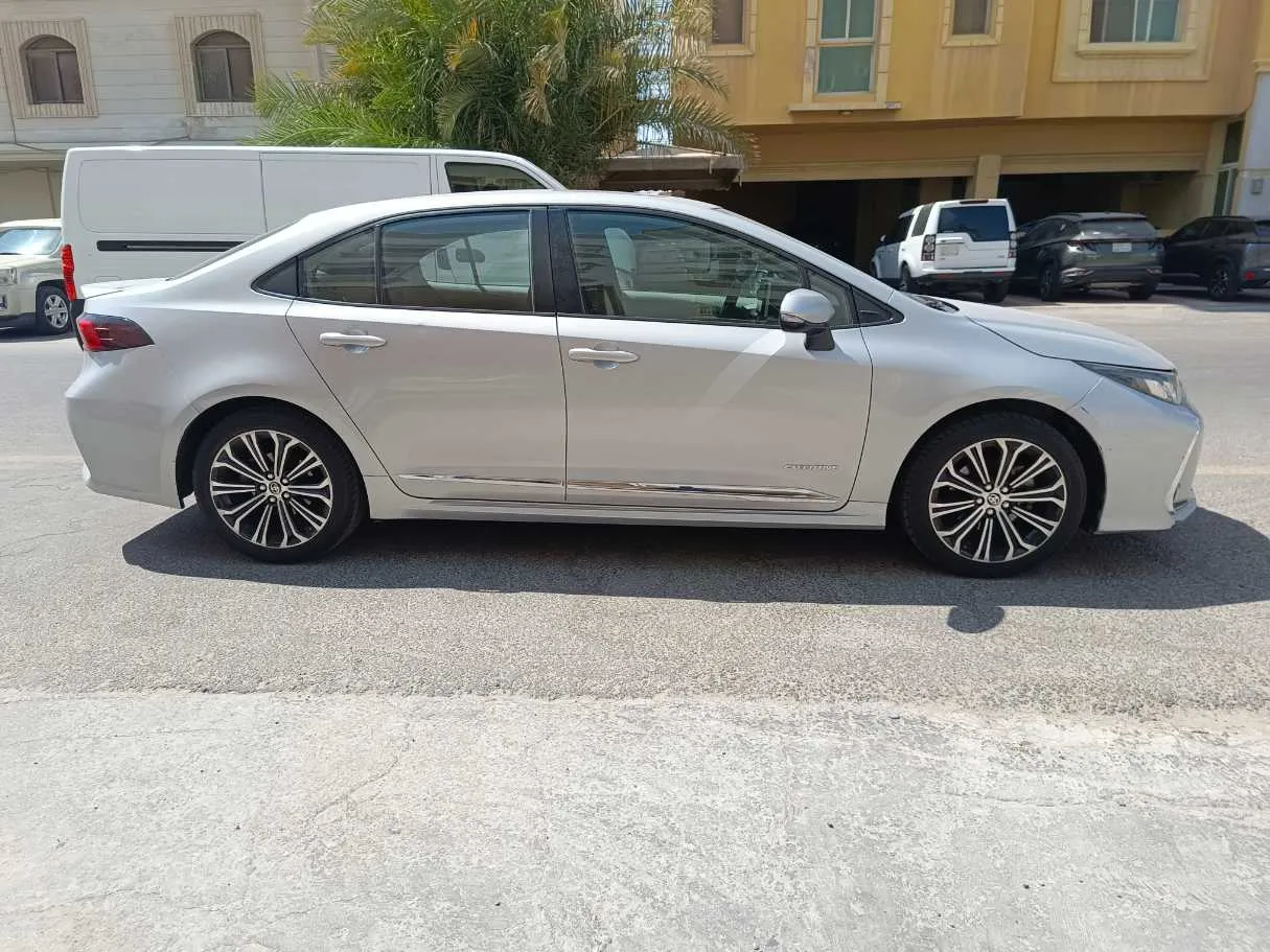Car image 4