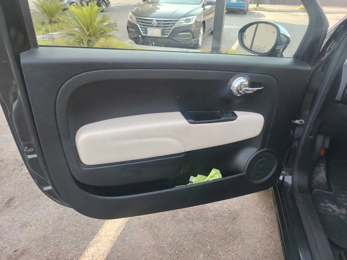 Car image 12