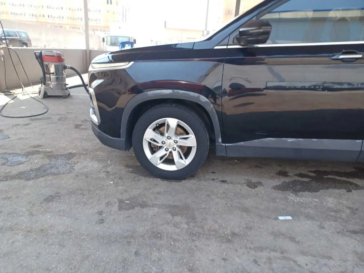 Car image 9