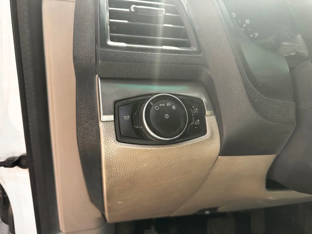 Car image 25