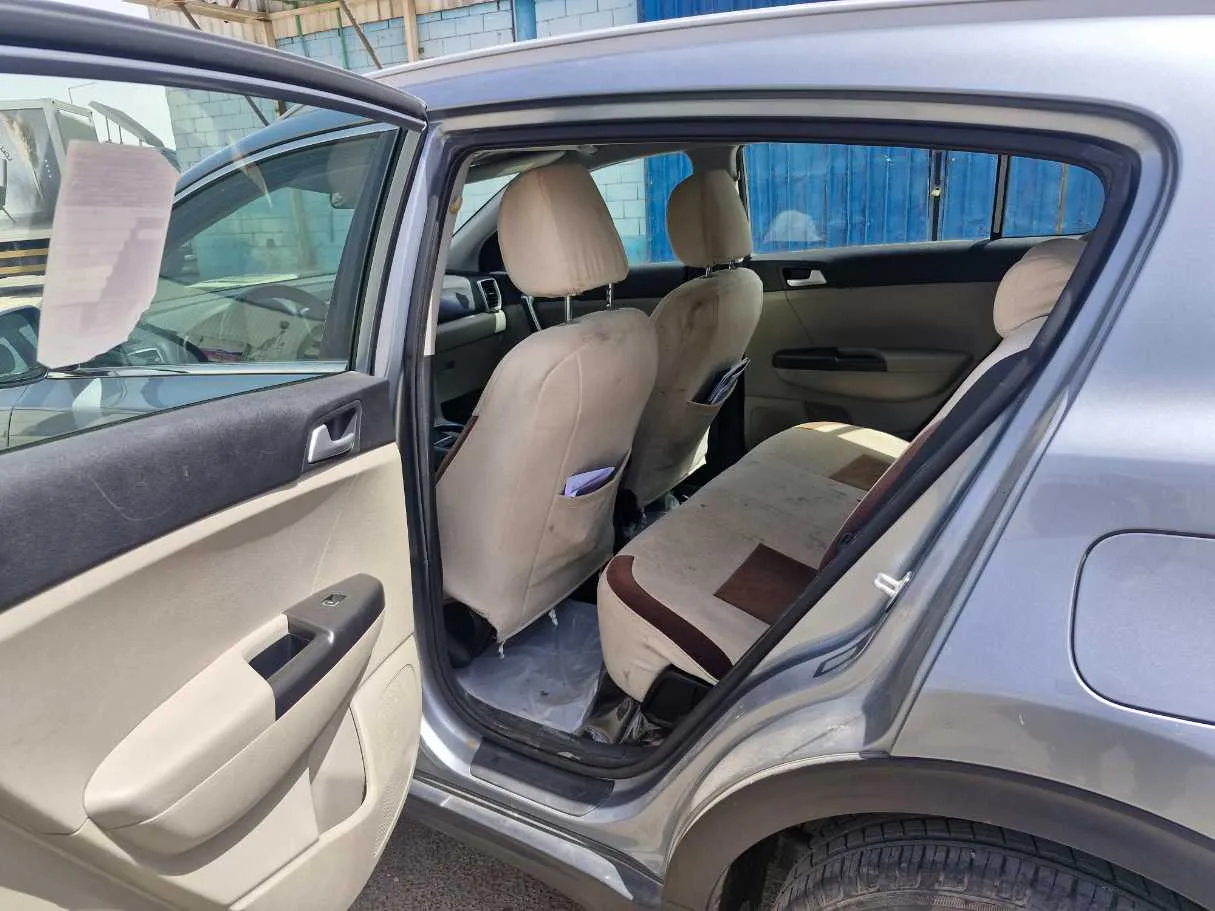 Car image 12