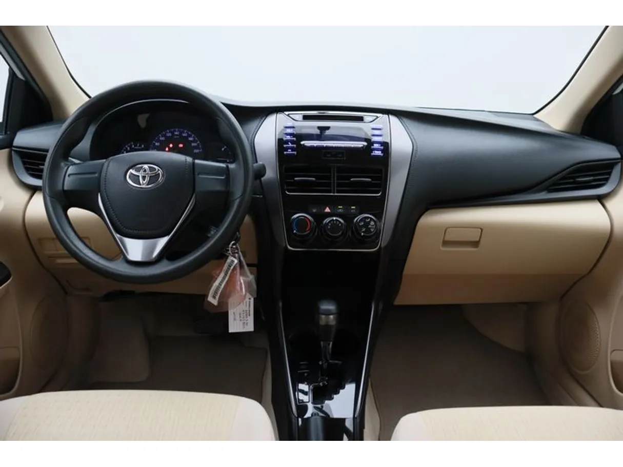 Car image 14