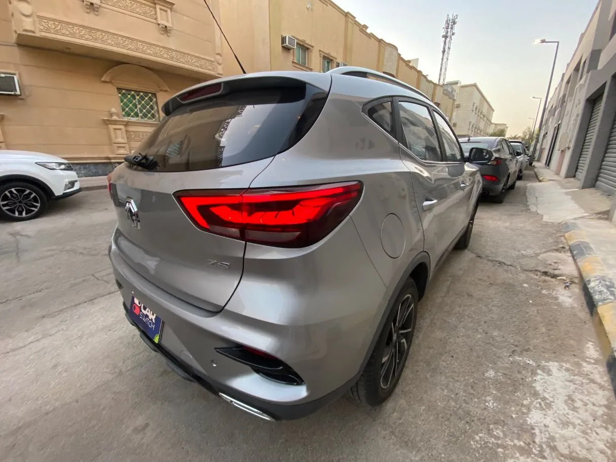 Car image 4