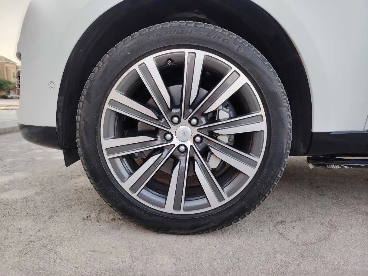 Car image 10