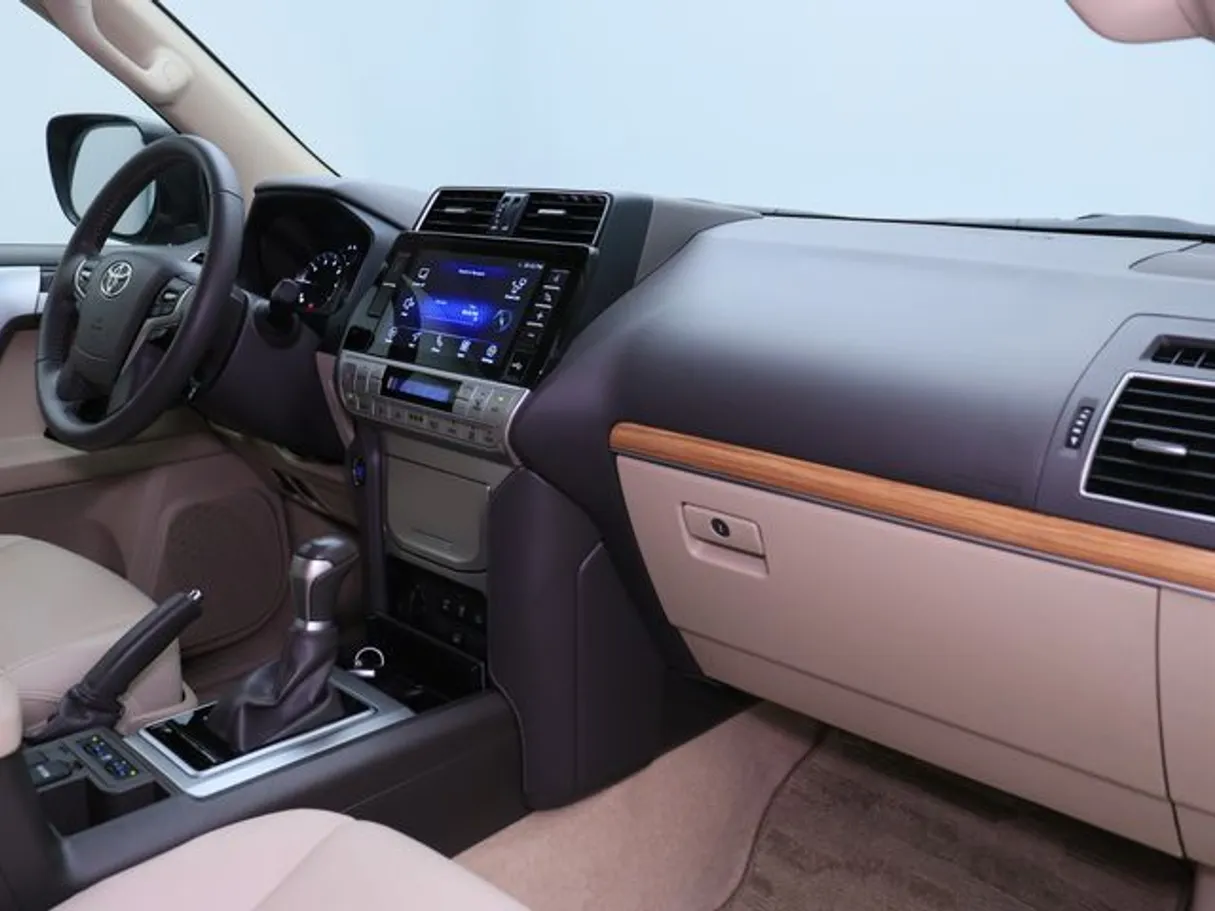 Car image 10