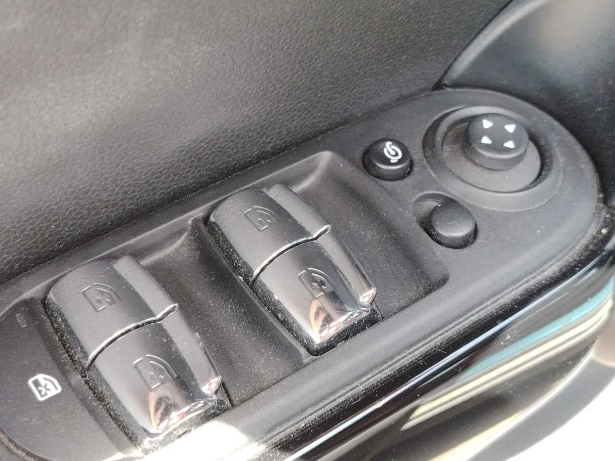 Car image 30