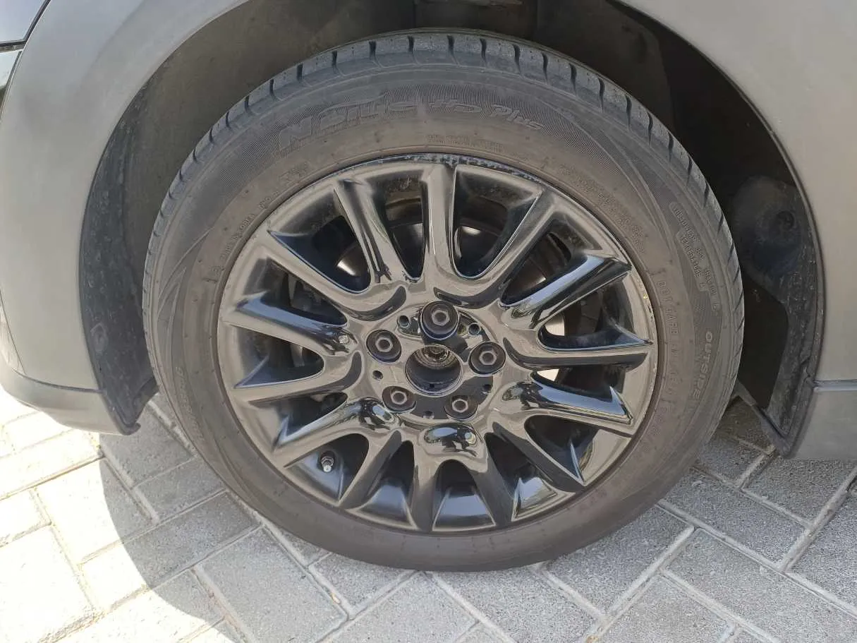 Car image 9