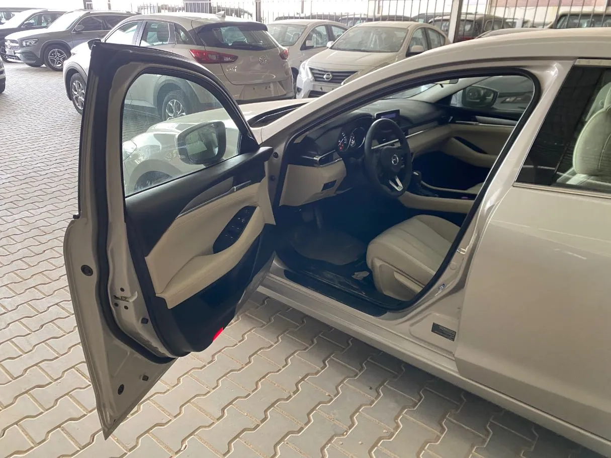 Car image 10