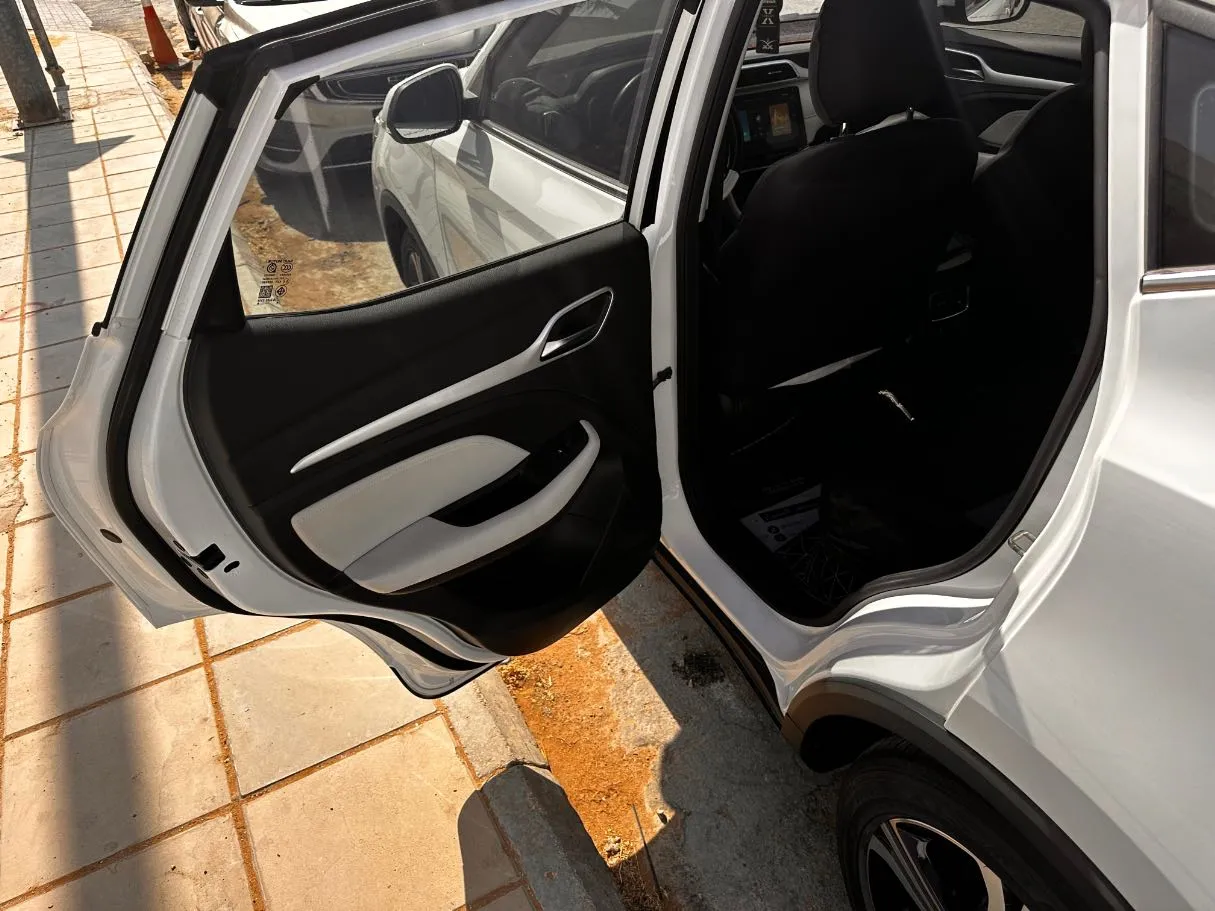 Car image 12