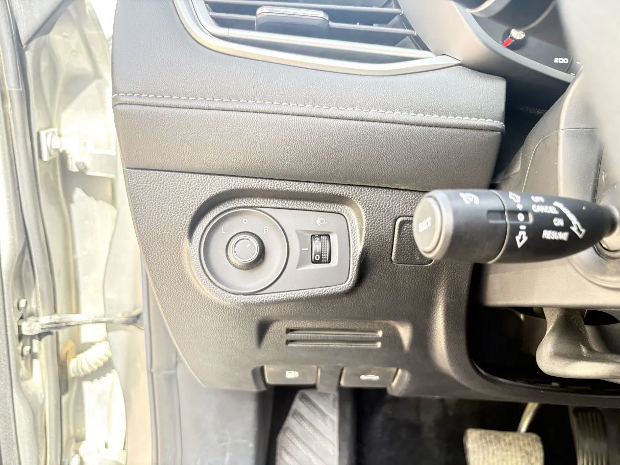 Car image 25