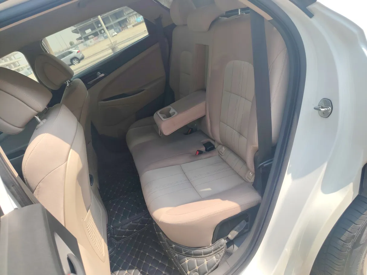 Car image 16