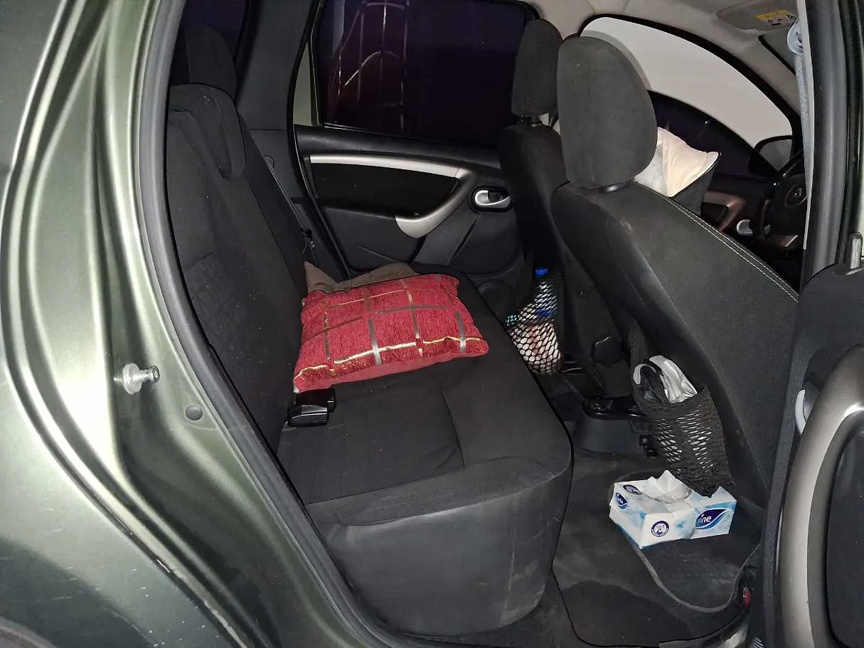 Car image 12