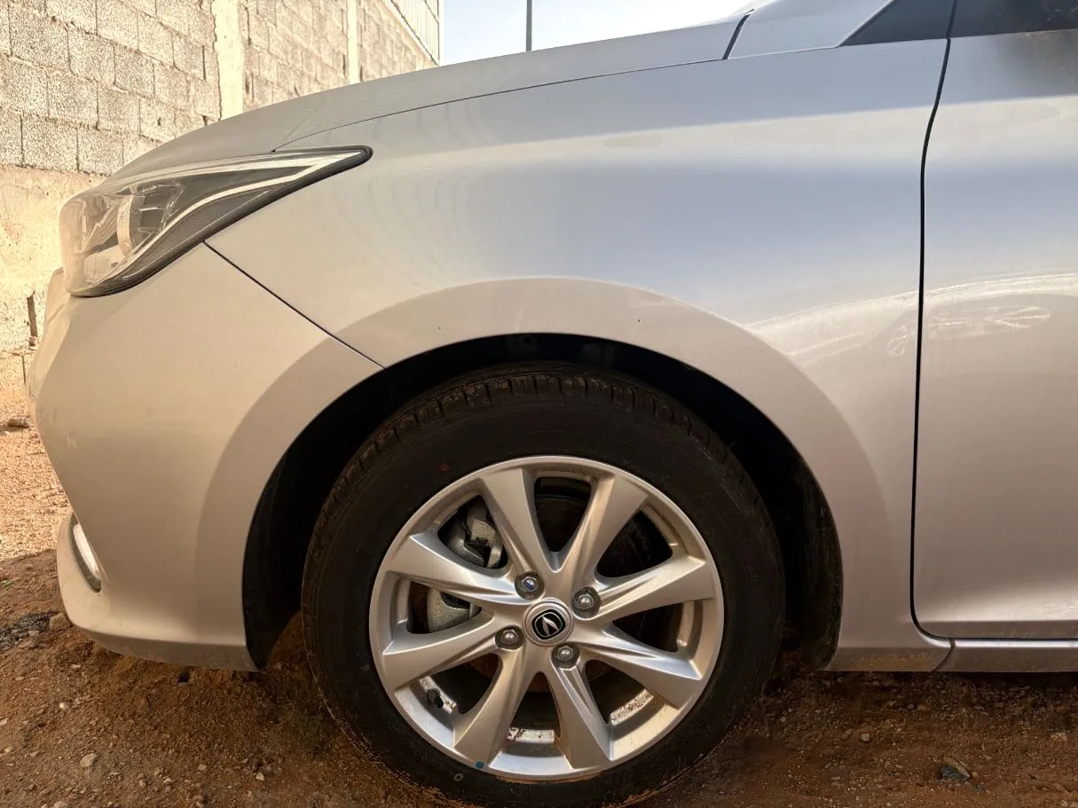 Car image 8