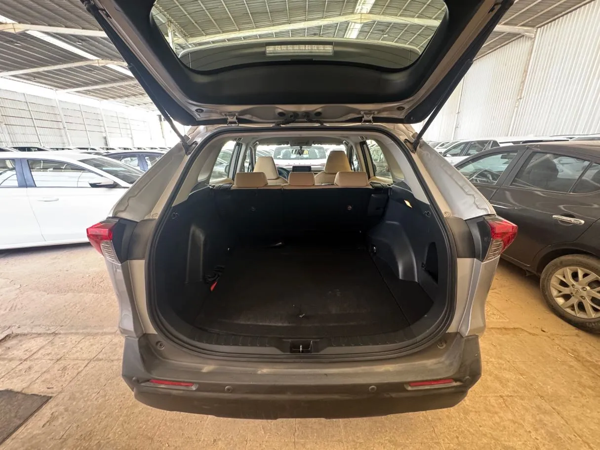 Car image 16
