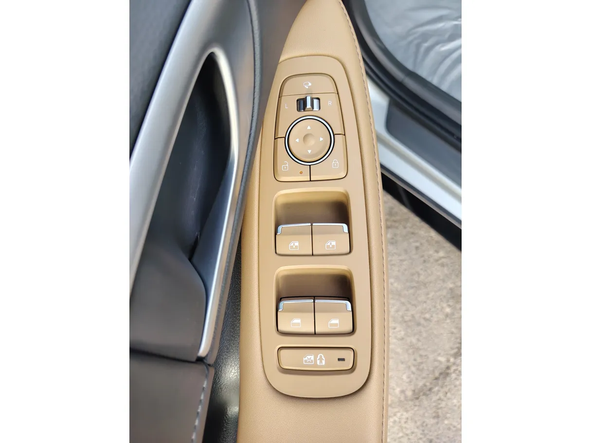 Car image 28