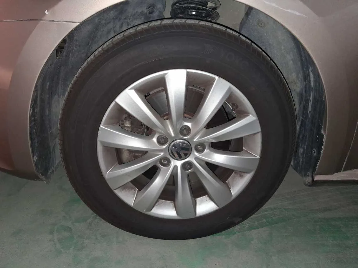Car image 9