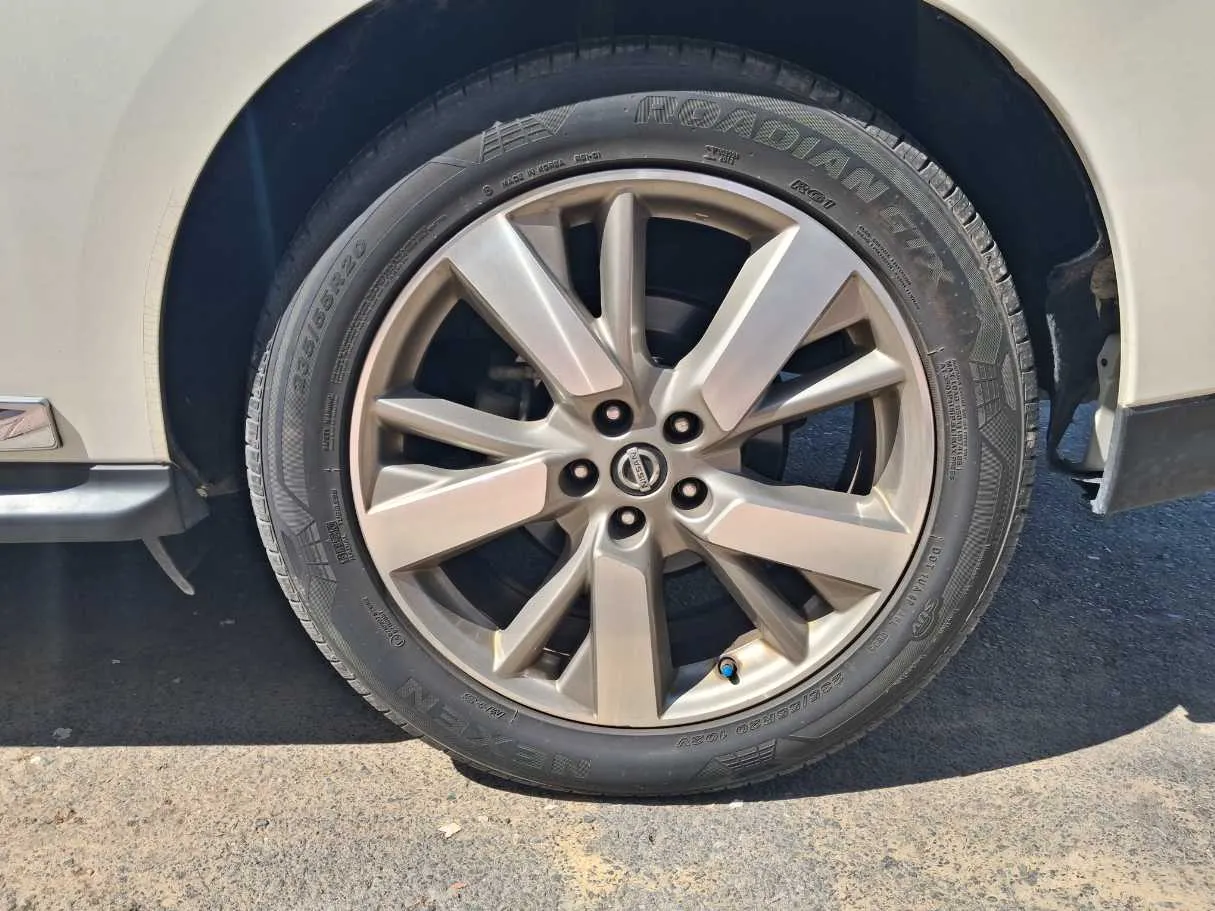 Car image 9