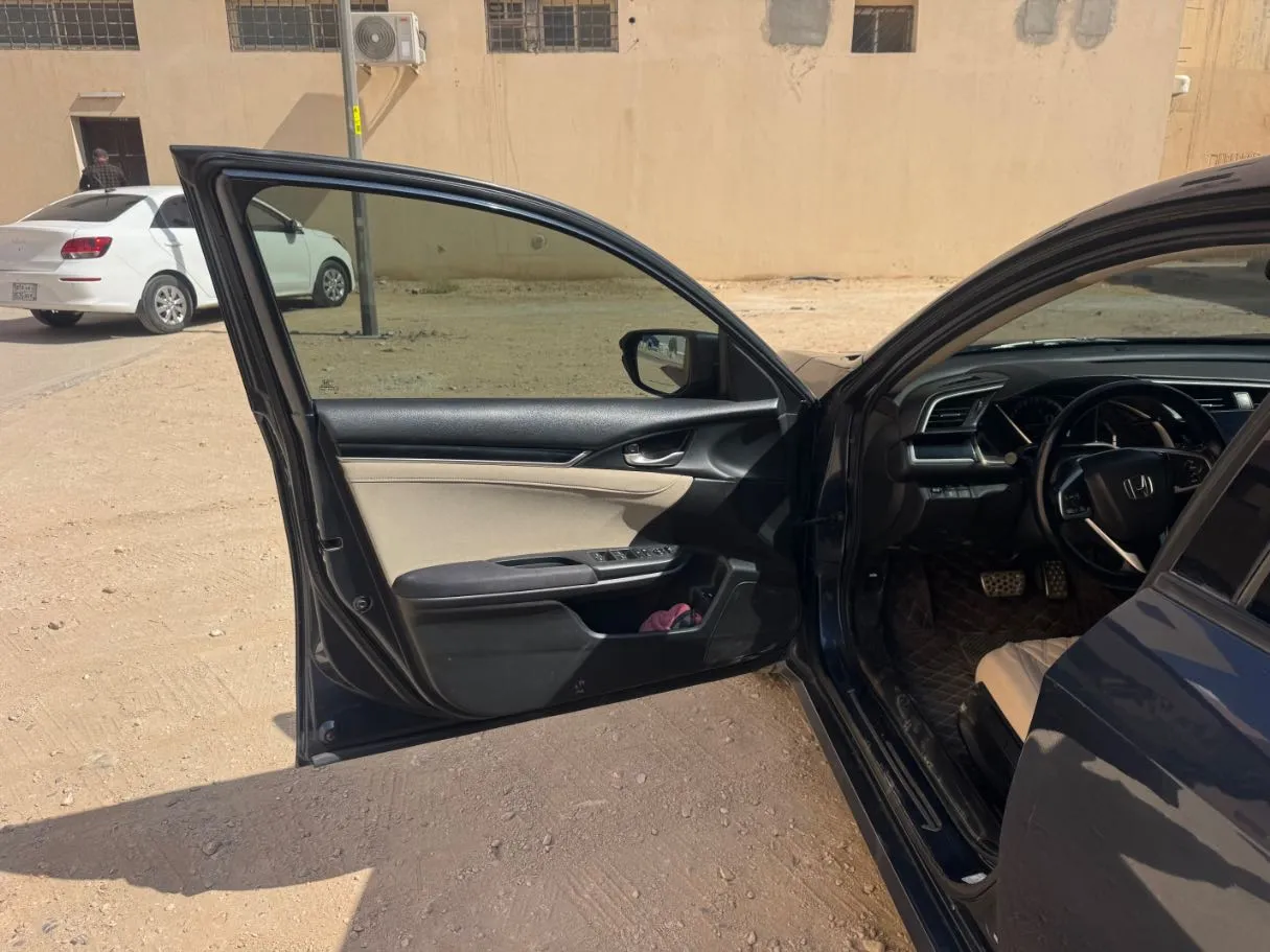 Car image 10