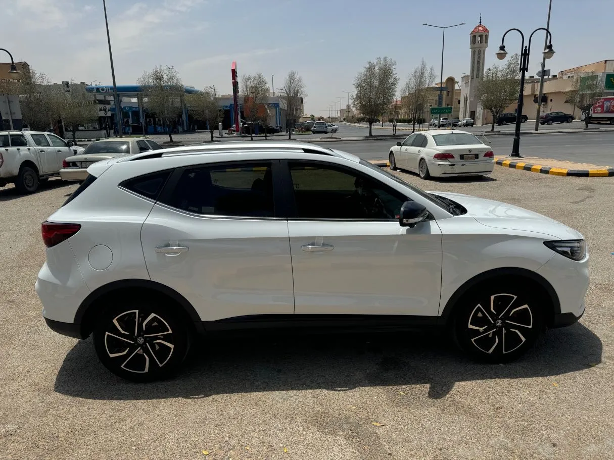 Car image 4