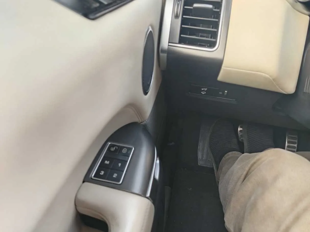 Car image 30