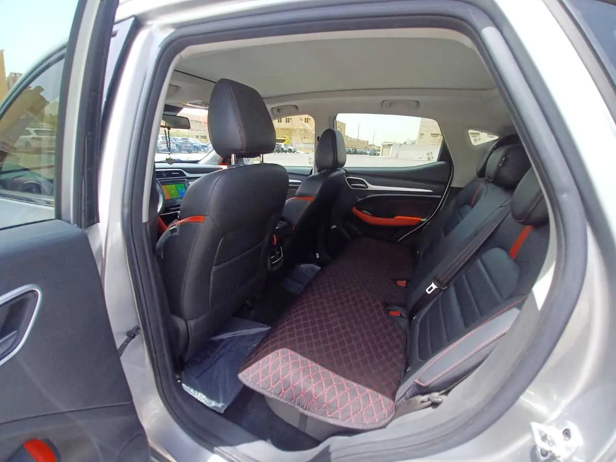 Car image 12