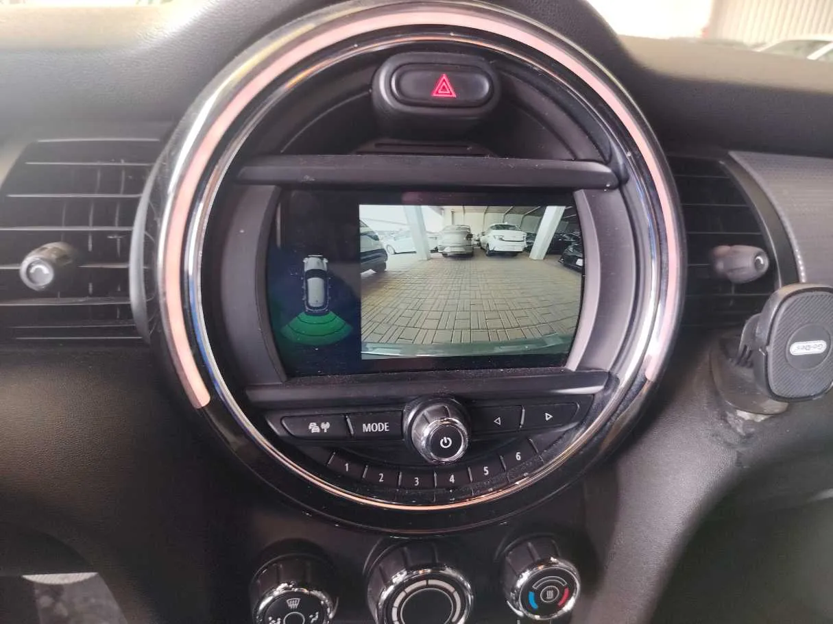 Car image 18