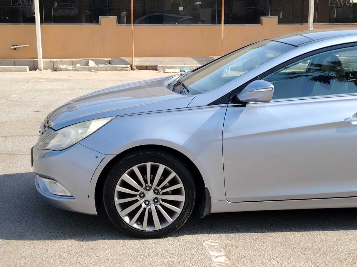 Car image 9