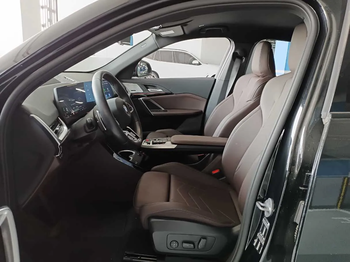 Car image 12