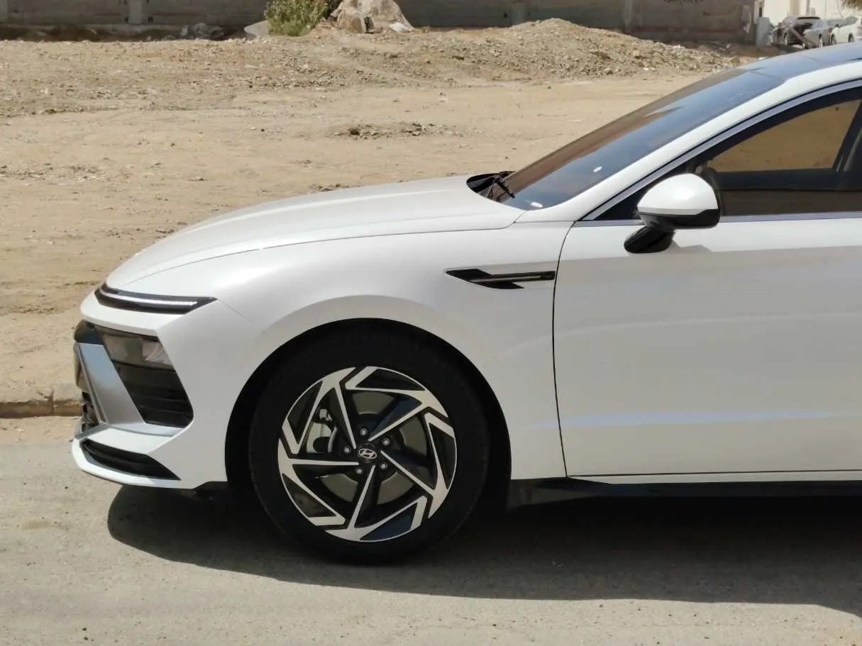 Car image 9