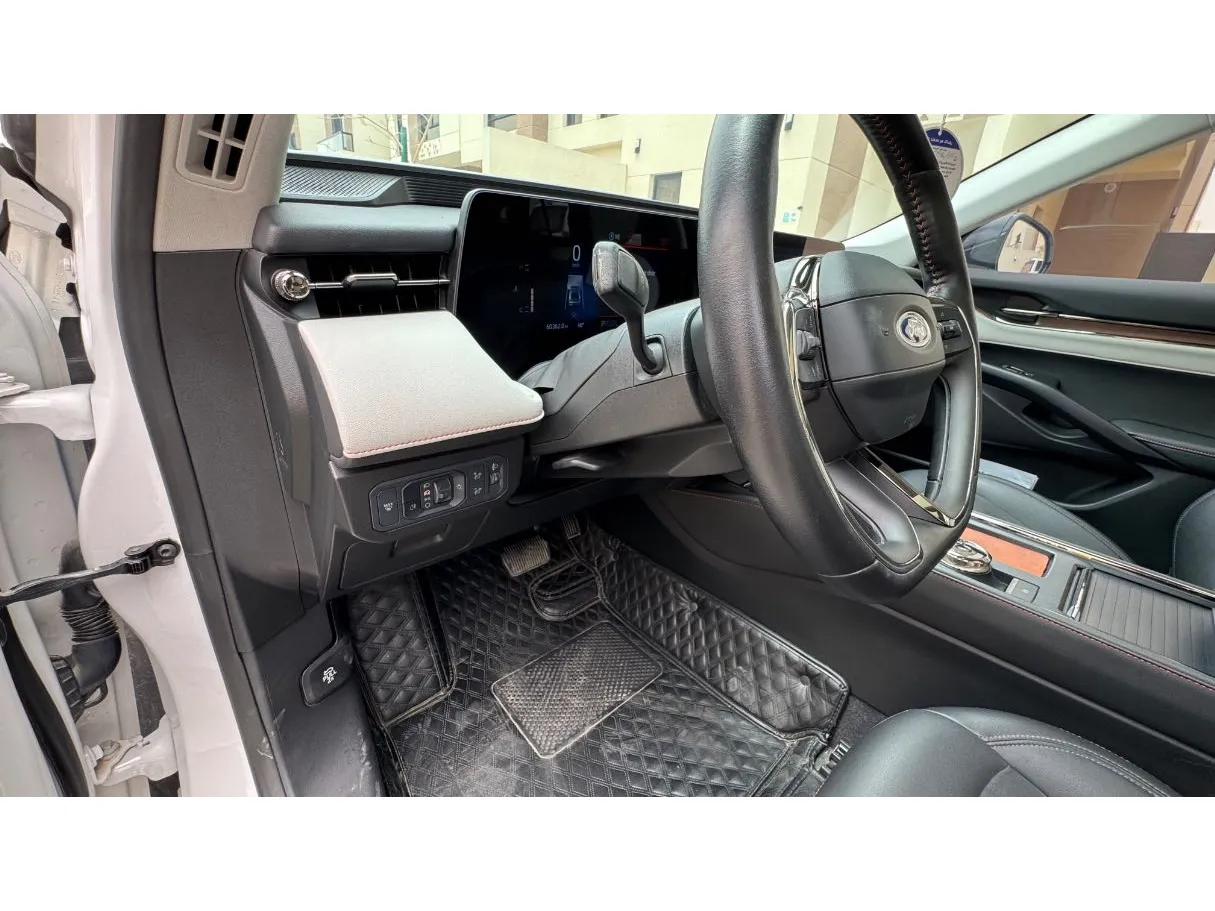 Car image 10