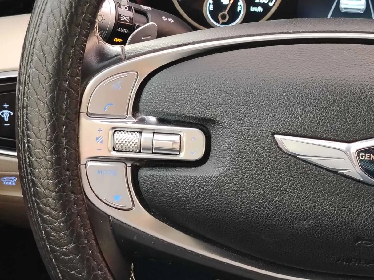 Car image 25