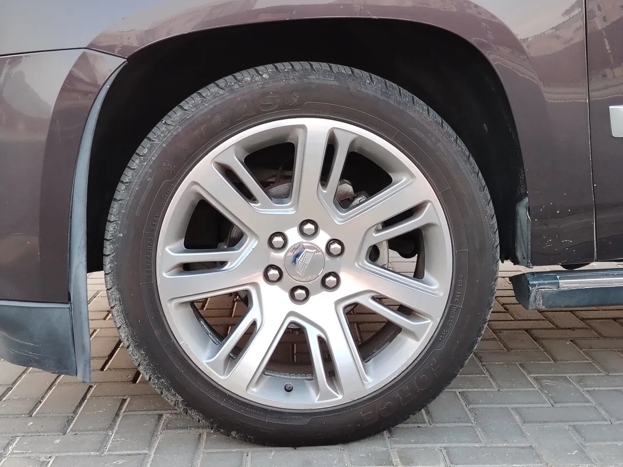 Car image 10