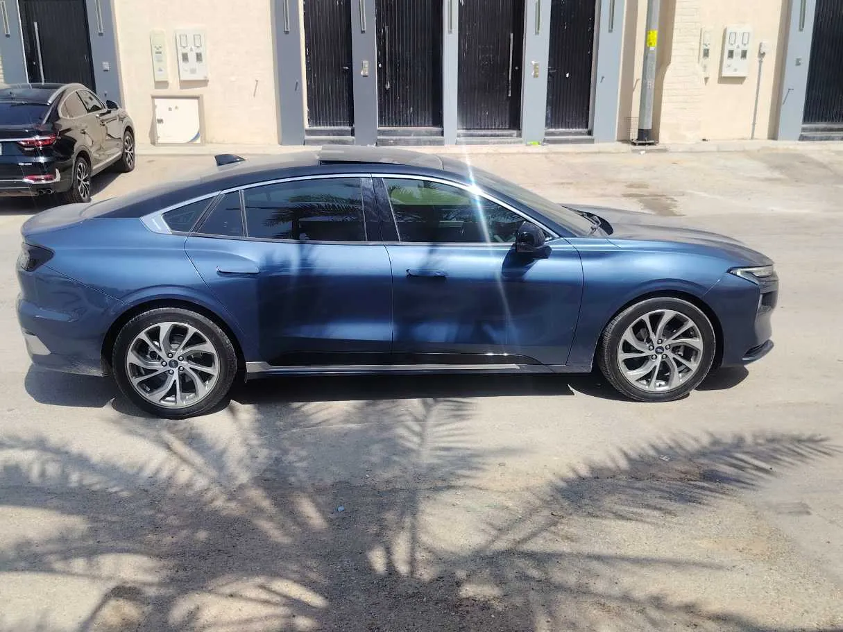 Car image 4