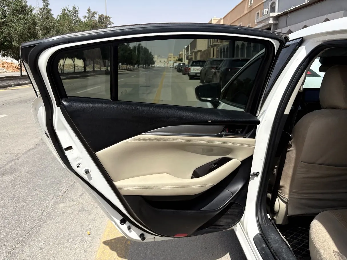Car image 14