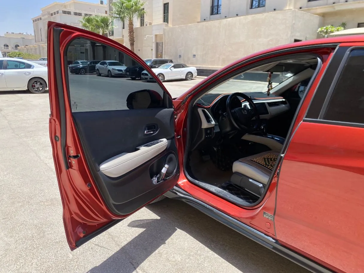 Car image 10