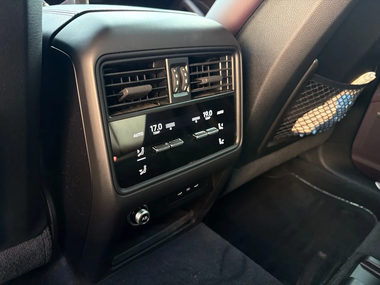 Car image 30