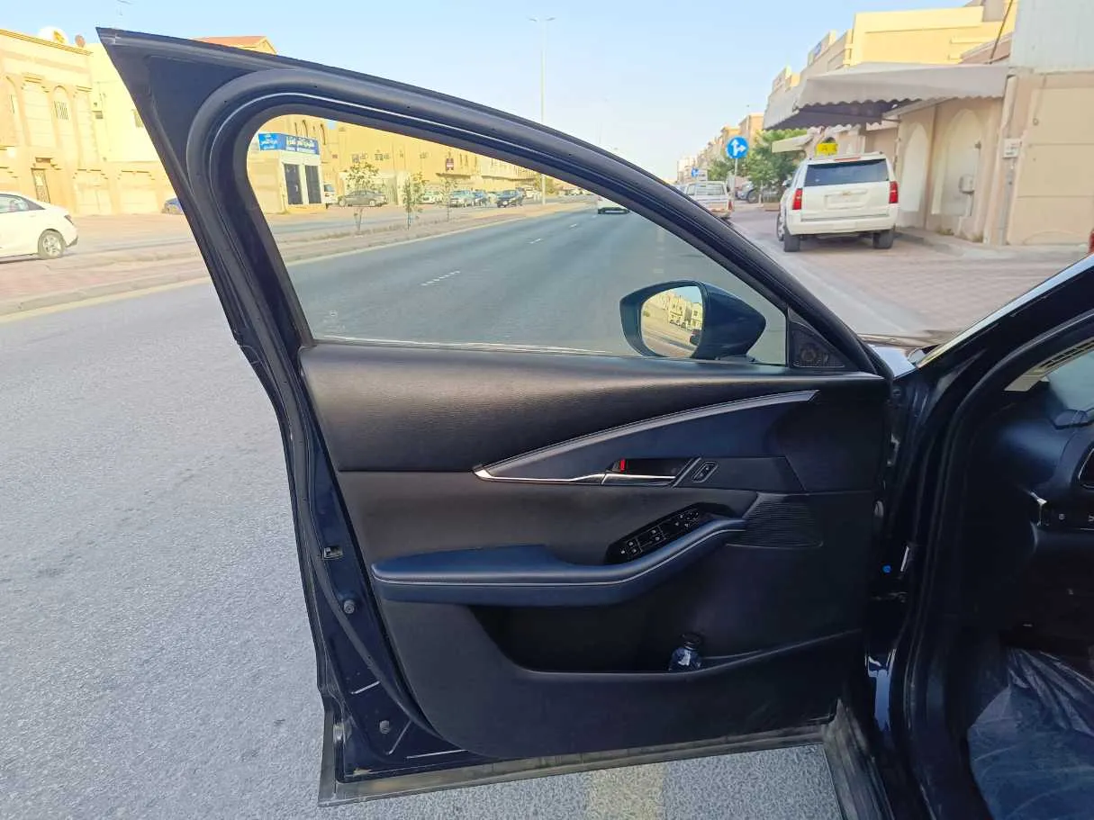 Car image 12