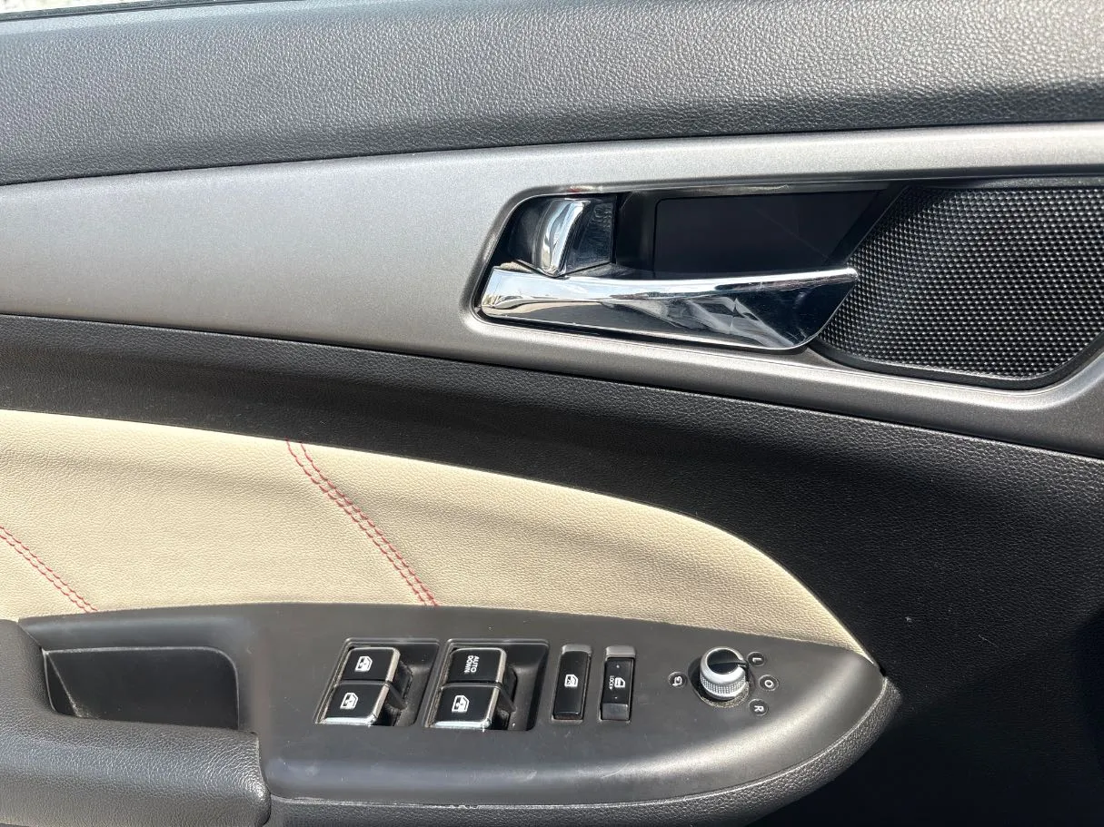 Car image 25