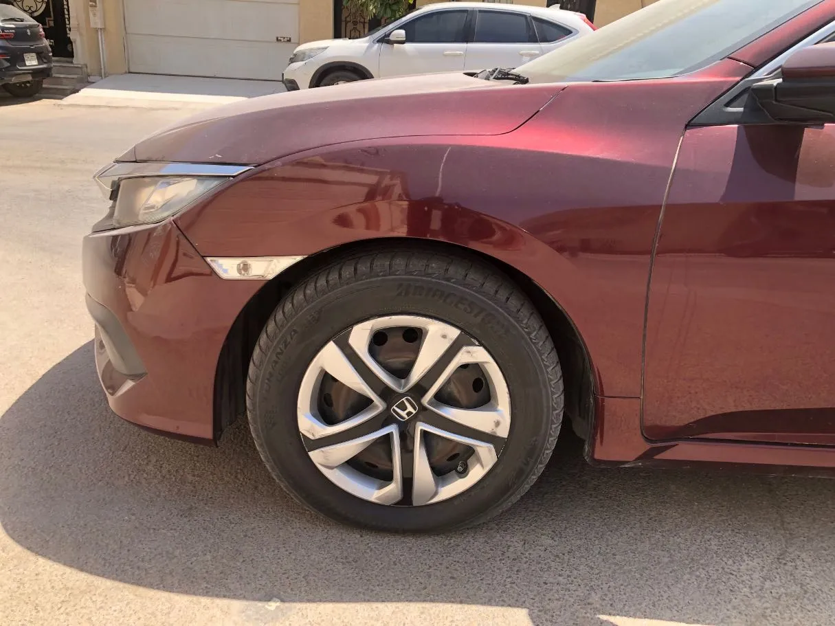 Car image 9