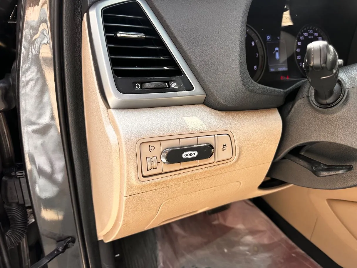 Car image 24