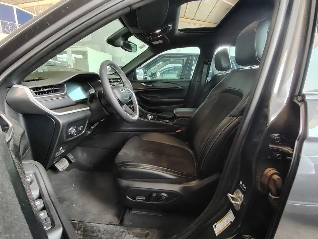 Car image 13