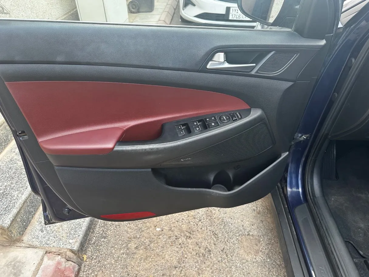 Car image 11
