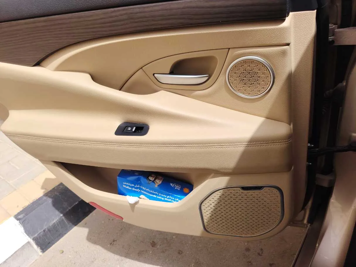 Car image 30
