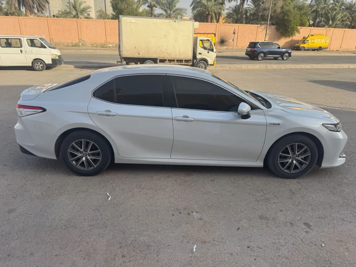 Car image 4